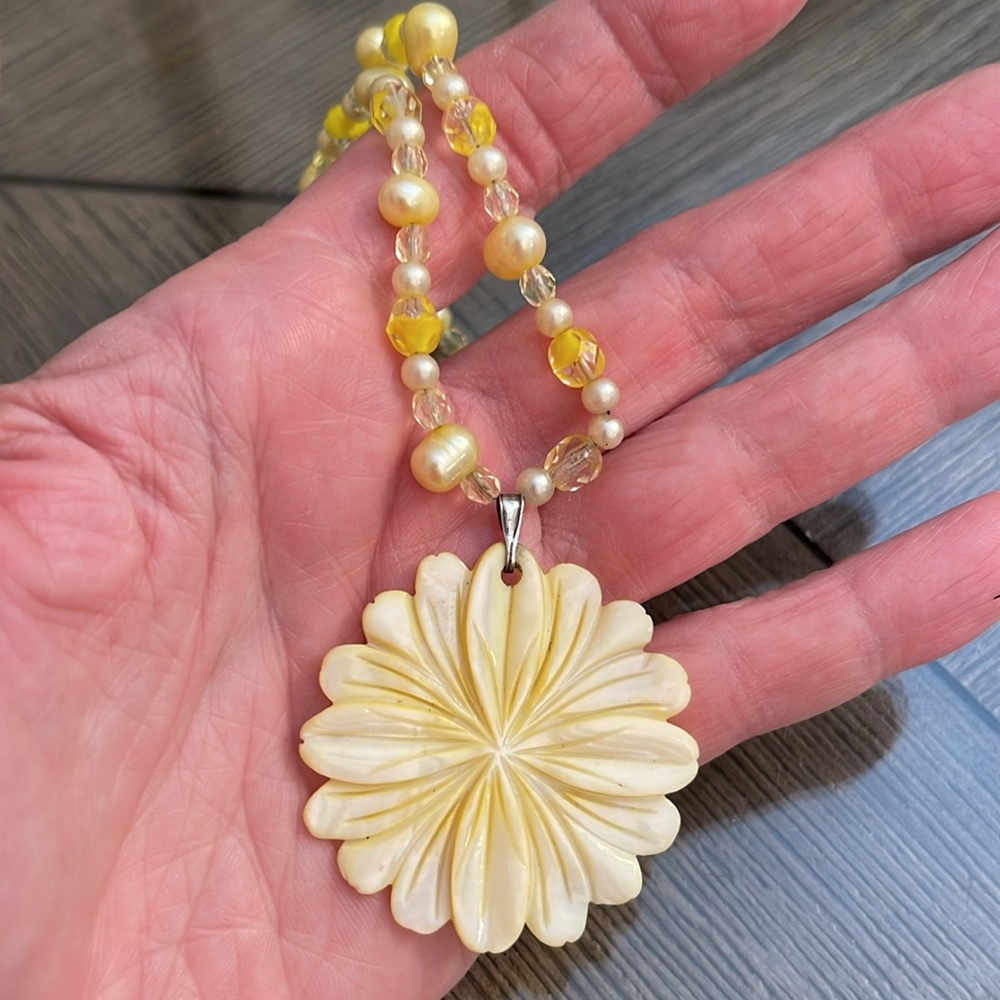 Vintage Yellow Carved Mother of Pearl Flower Pendant & Real Pearl Necklace - Picture 5 of 15